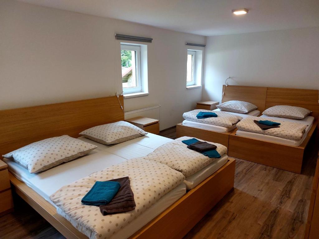 Postel nebo postele na pokoji v ubytování Pardubické boudy