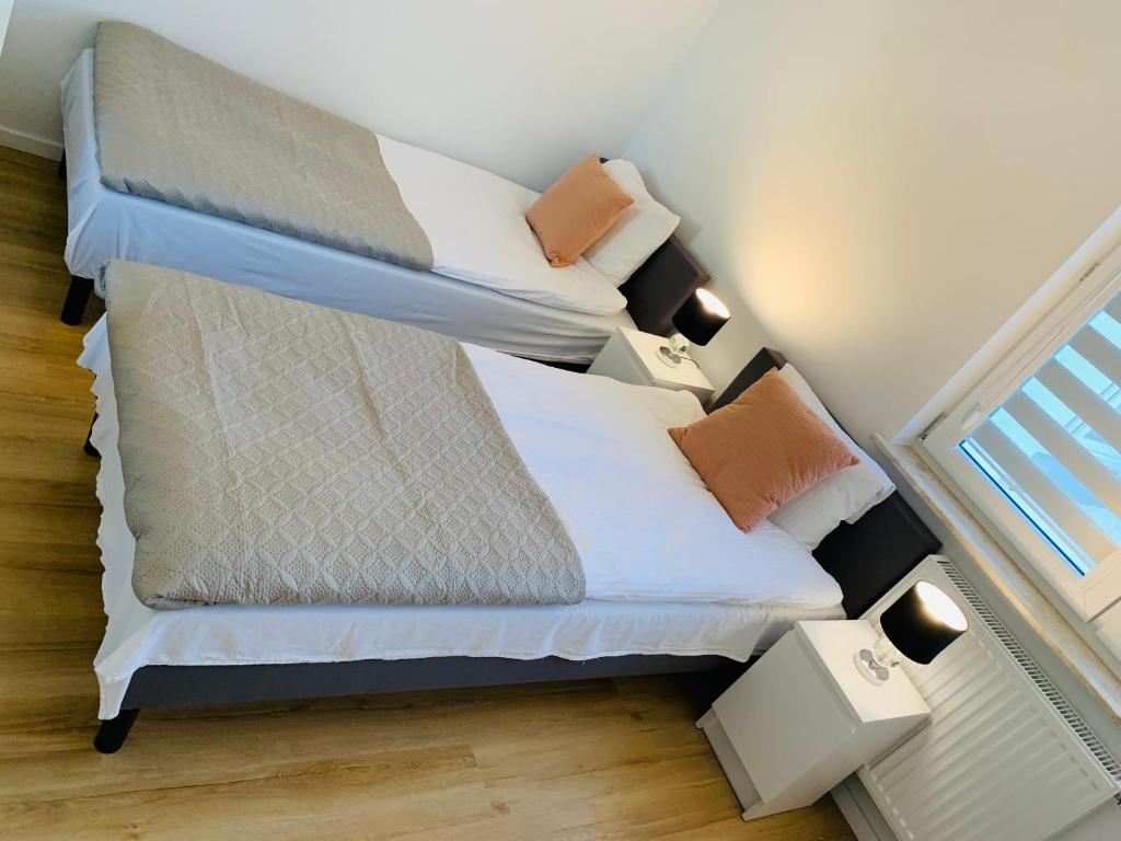 een kleine slaapkamer met een stapelbed in een kamer bij Apartamenty 5.0 in Wołomin