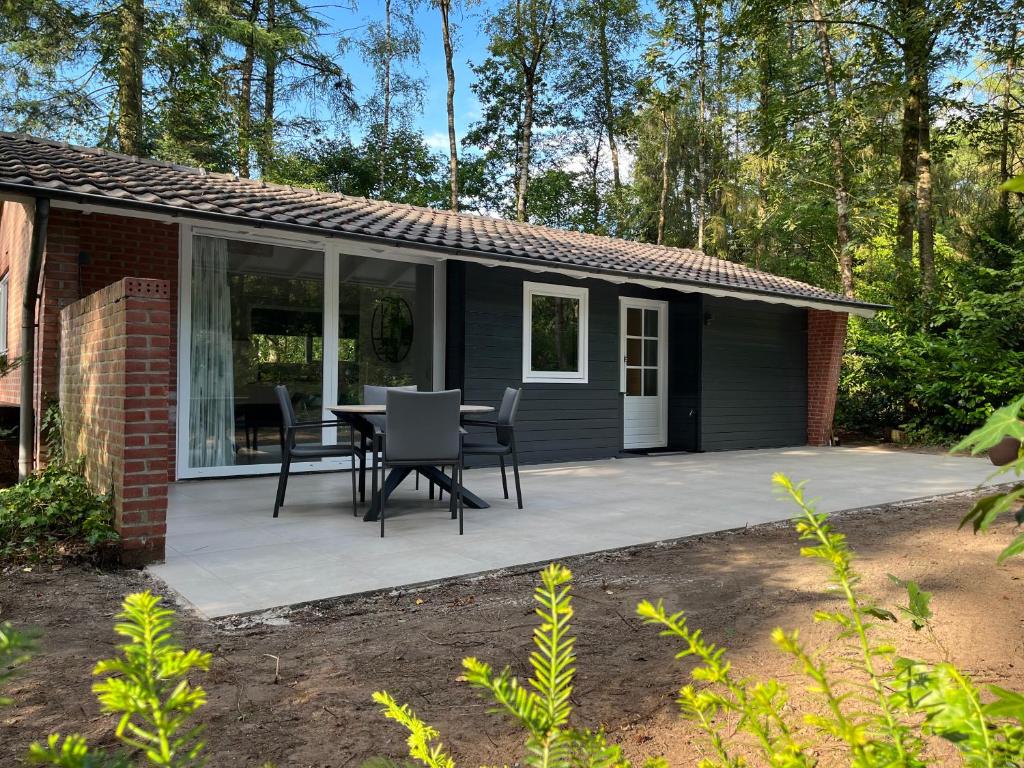 une terrasse avec une table et des chaises. dans l'établissement Villa Frederik with sauna in Winterswijk, à Winterswijk