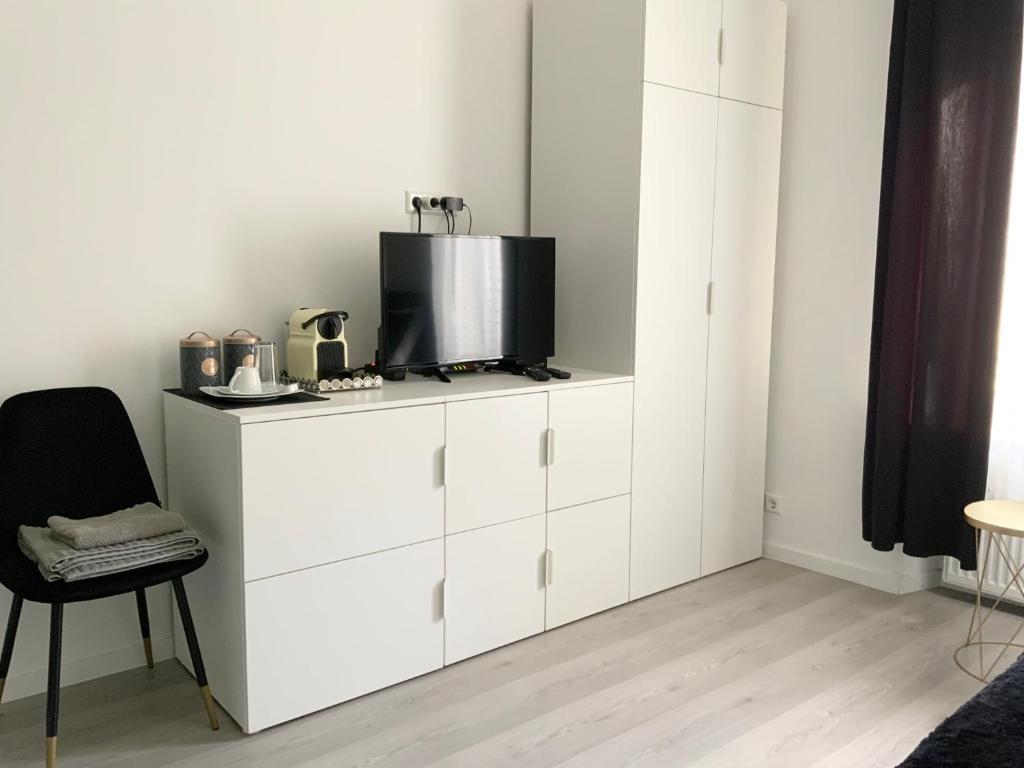 Kuchyň nebo kuchyňský kout v ubytování EXECUTIVE SINGLE ROOM WITH EN-SUITE in GUEST HOUSE CITY CENTRE