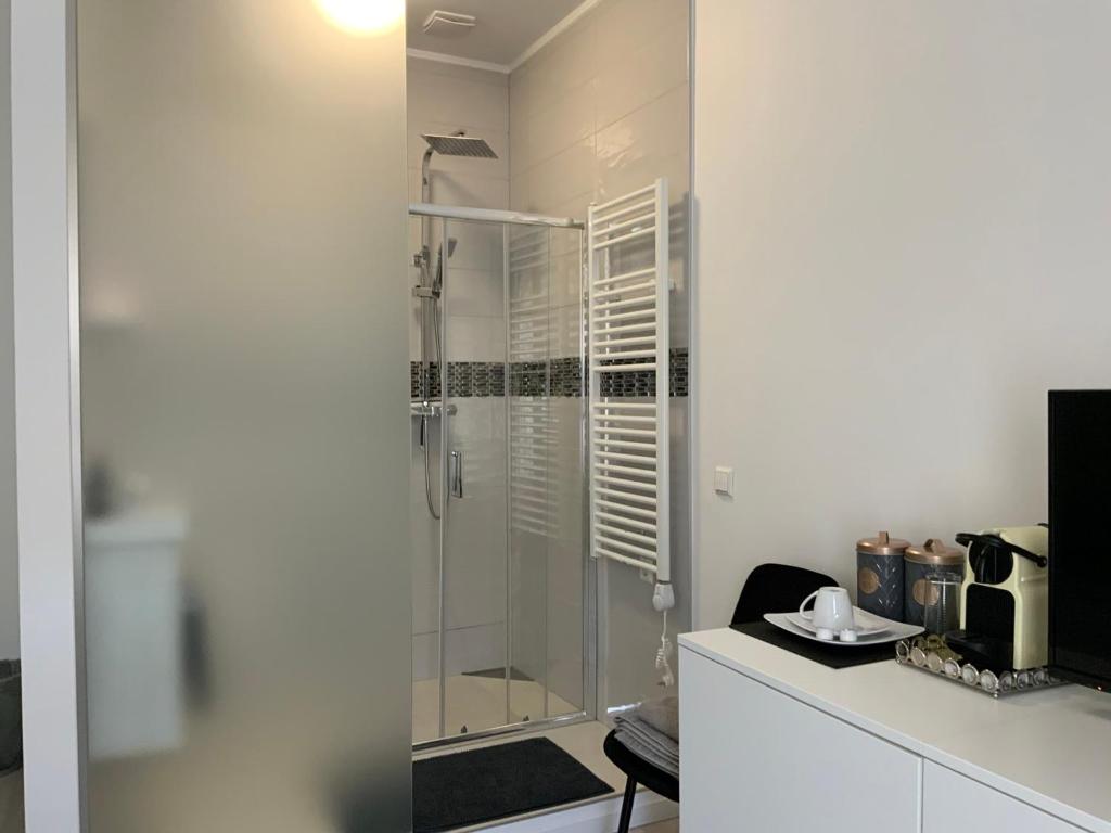 Koupelna v ubytování EXECUTIVE SINGLE ROOM WITH EN-SUITE in GUEST HOUSE CITY CENTRE