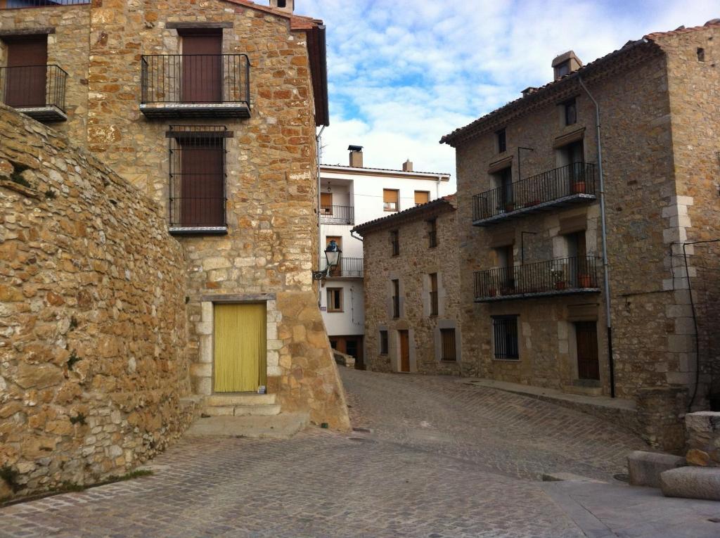 un vicolo in un vecchio edificio con una porta gialla di La Conquesta de Culla a Culla