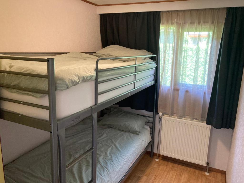 Una cama o camas cuchetas en una habitación  de Boslaanhuisje