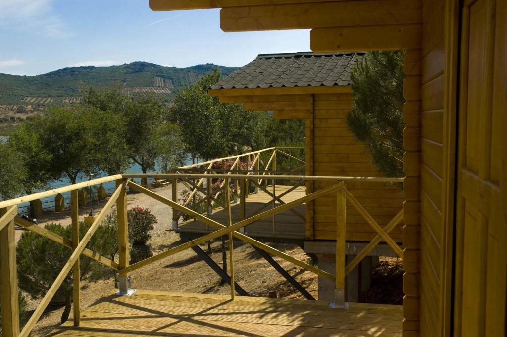 una escalera de madera que conduce a una cabaña con techo en Arroyo de Carboneras, en Brazatortas