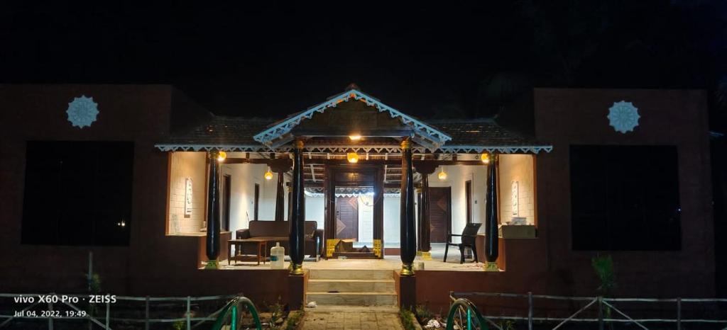 吉登伯勒姆Krish Garden的夜晚有灯门廊的家