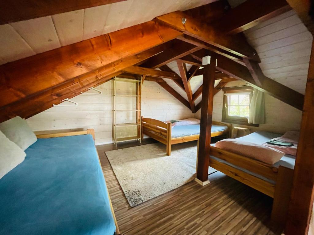 Poschodová posteľ alebo postele v izbe v ubytovaní Zrubový domček Zvonček
