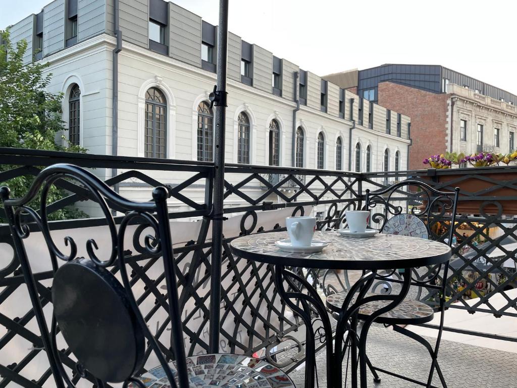 Balkón nebo terasa v ubytování tbilicity hotel