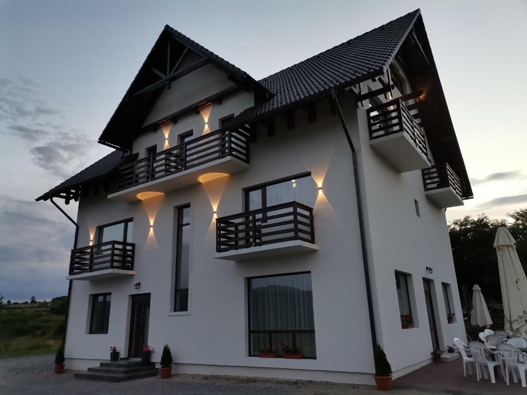 una casa blanca con techo negro en Vila President Sovata, en Sovata