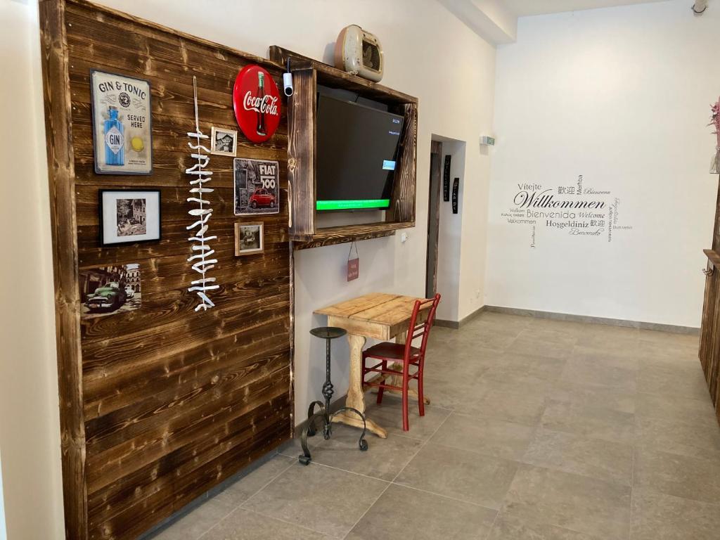 Televízia a/alebo spoločenská miestnosť v ubytovaní Neue Wohnung "RITTERTAL" im Zentrum von Altmünster am Traunsee