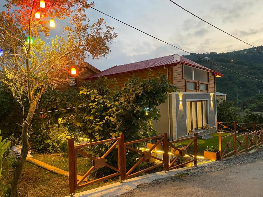 una pequeña casa con una valla de madera delante de ella en Sky Villa Hisar, en Trabzon