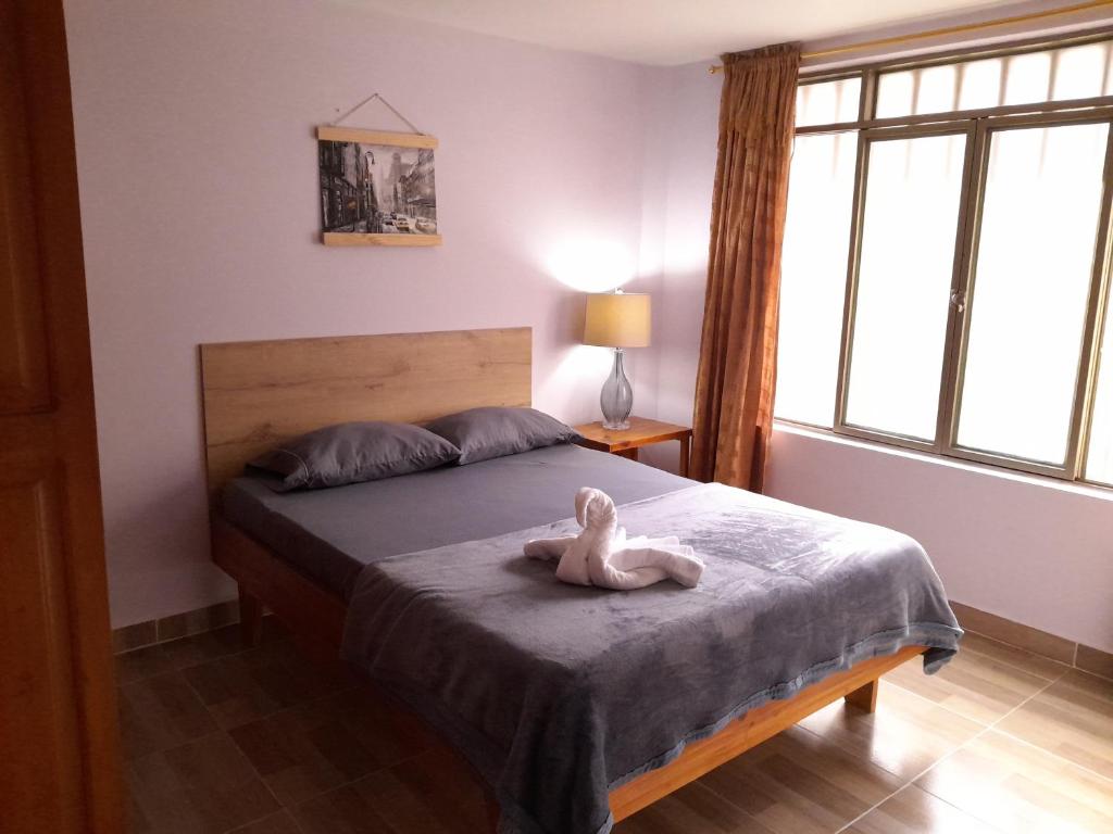 Un dormitorio con una cama con un cisne blanco. en Apartamento Nómadas, en Santa Rosa de Cabal