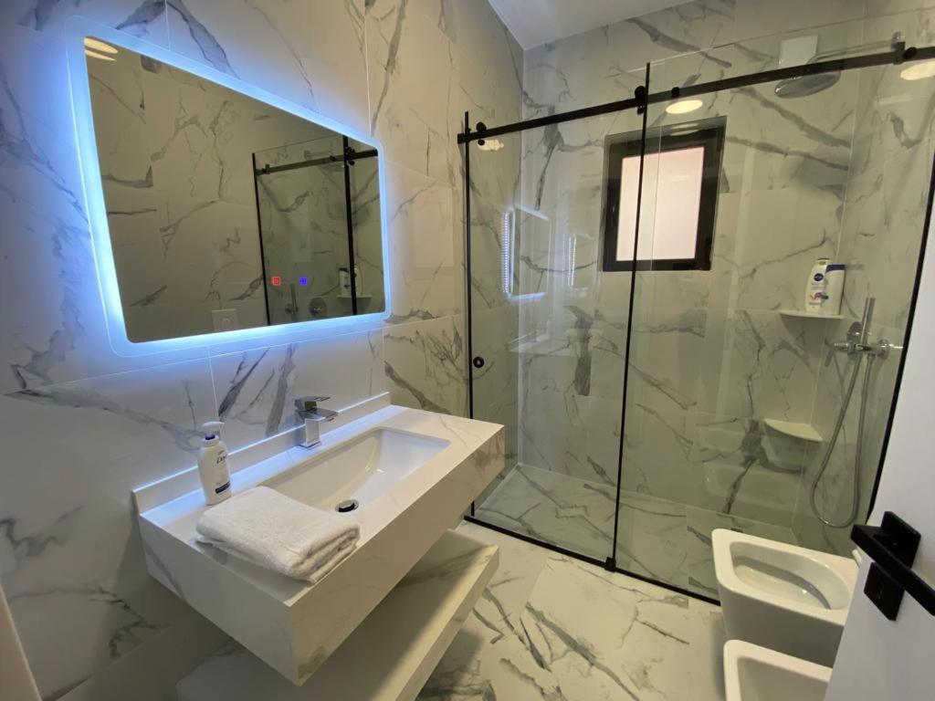 8th Floor Luxury Apartament Tirana - Imazhi 7