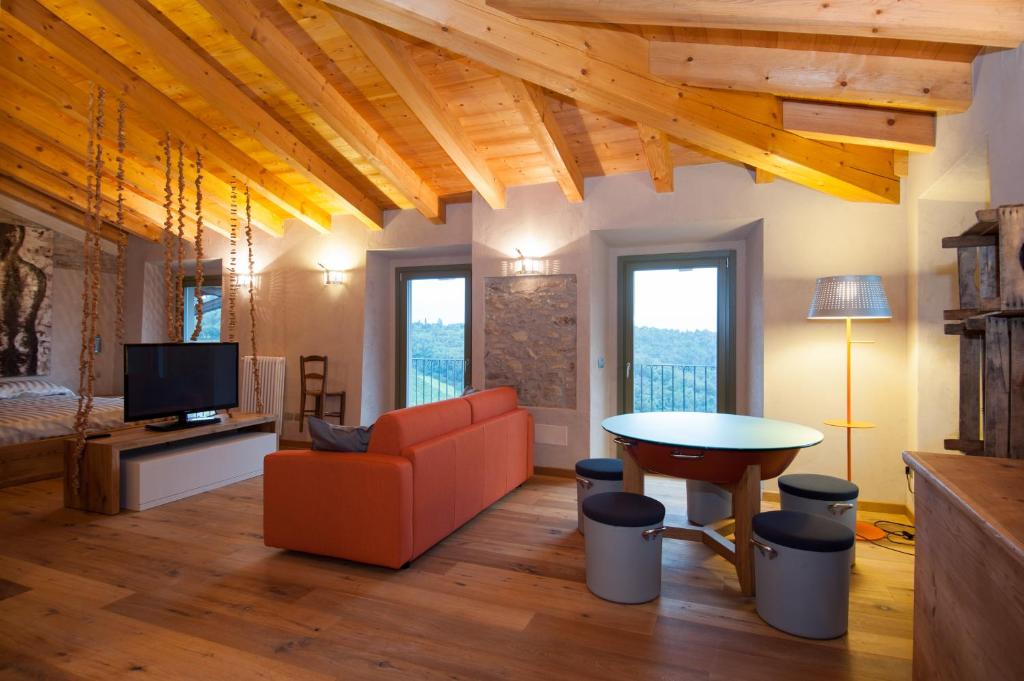 sala de estar con sofá naranja y mesa en La Pentola dei Sogni, en Scanzorosciate