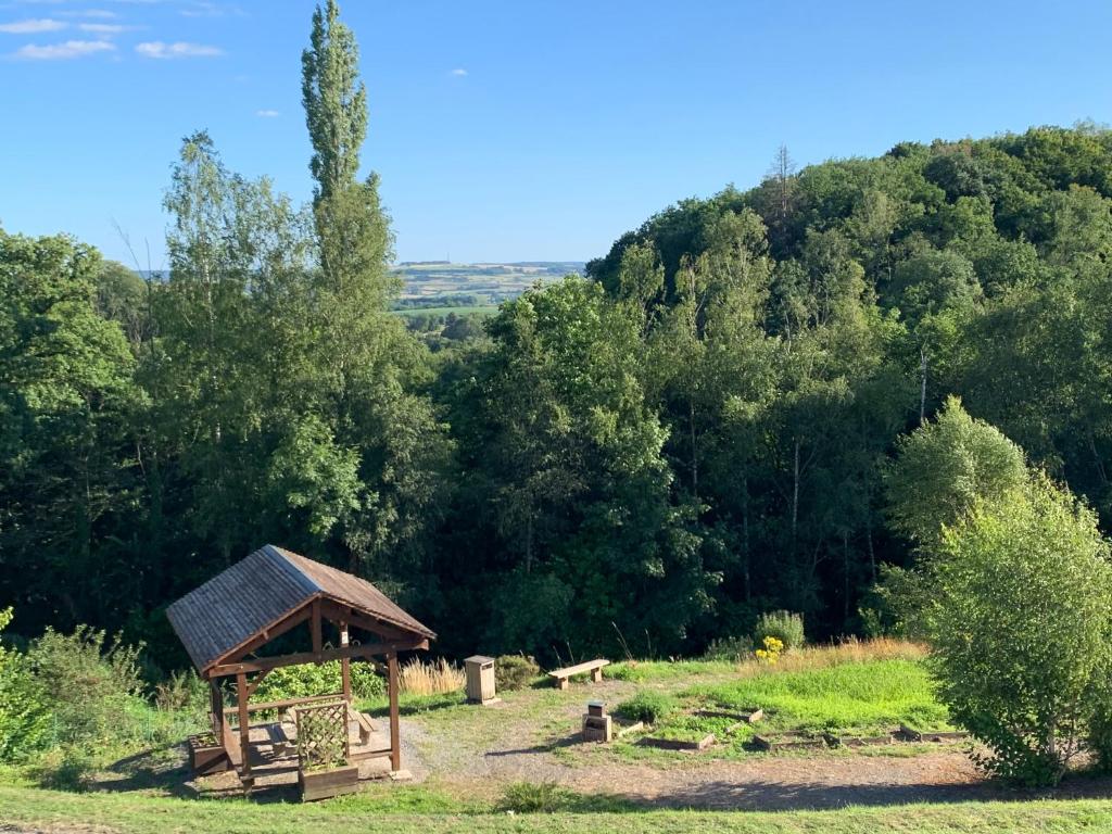 un kiosque au milieu d'un champ arboré dans l'établissement Le Relais de la Fontaine & Jacuzzi, à Montcornet