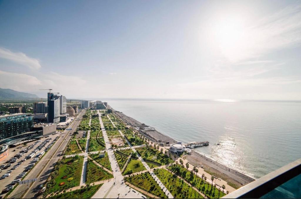 Afbeelding uit fotogalerij van Orbi Beach 33 floor with great view in Batoemi