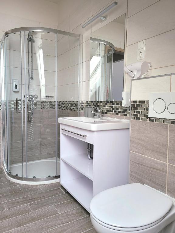 A bathroom at Silver Lodge Vendégház Egerszalók