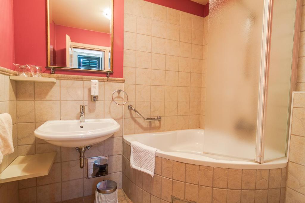Koupelna v ubytování Boutique Hotel Villa Pattiera