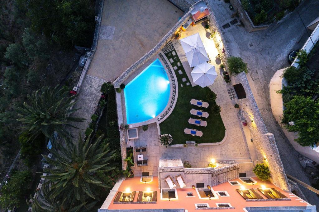 una vista aérea de una piscina por la noche en Venetico Palazzo, en Khromonastírion