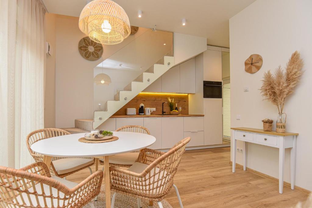 Φωτογραφία από το άλμπουμ του Jaukus pajūrio namelis BOHO BEACH HOUSE su baseinu στην Παλάγκα