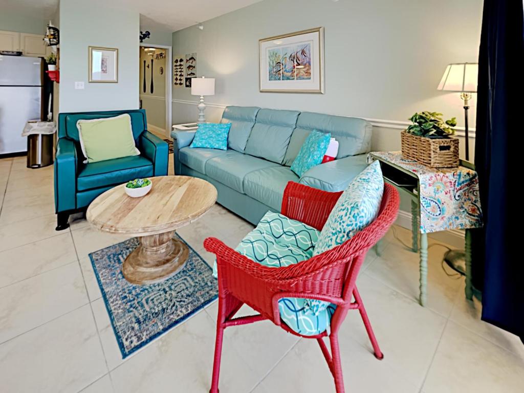 uma sala de estar com um sofá, cadeiras e uma mesa em Perdido Skye #56 em Perdido Key