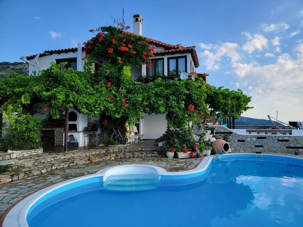 Bazén v ubytování Villa Erifili nebo v jeho okolí