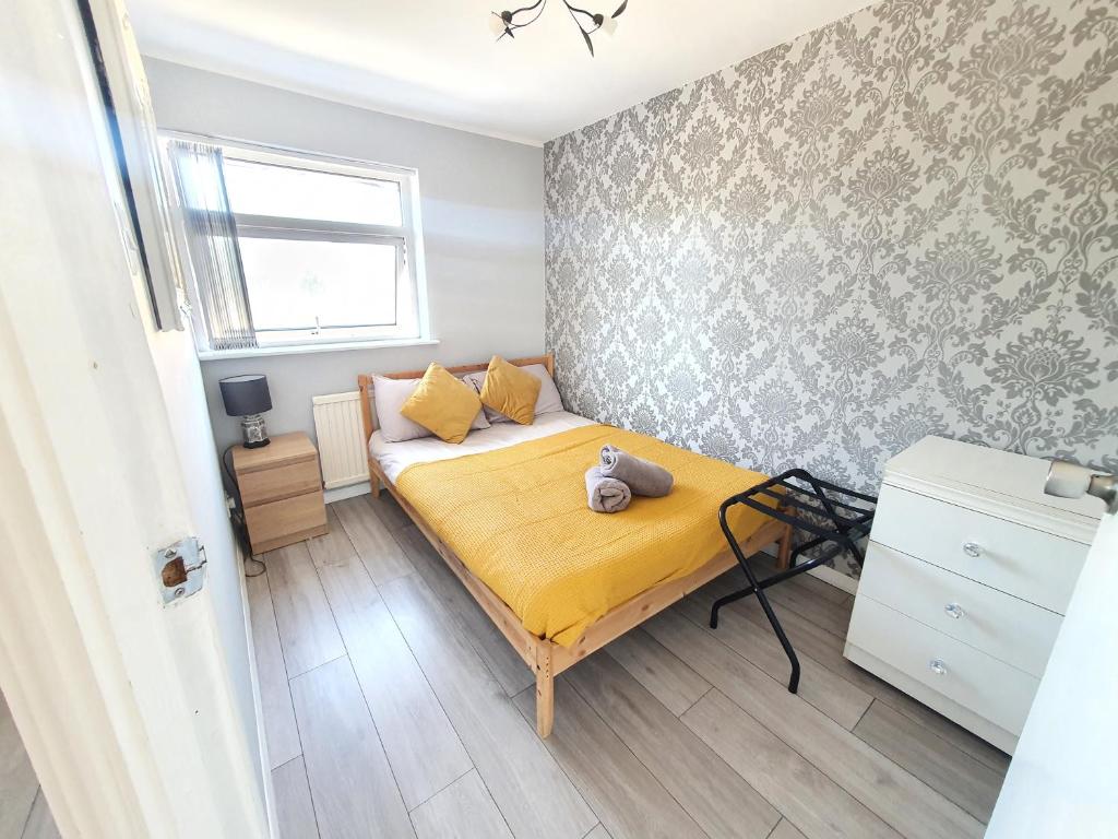 a small bedroom with a bed and a window at Beautiful Character Home, Parking Garden WiFi Self Check-in in Luton