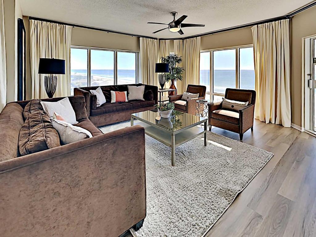 - un salon avec un canapé et une table dans l'établissement Emerald Isle #501, à Pensacola Beach