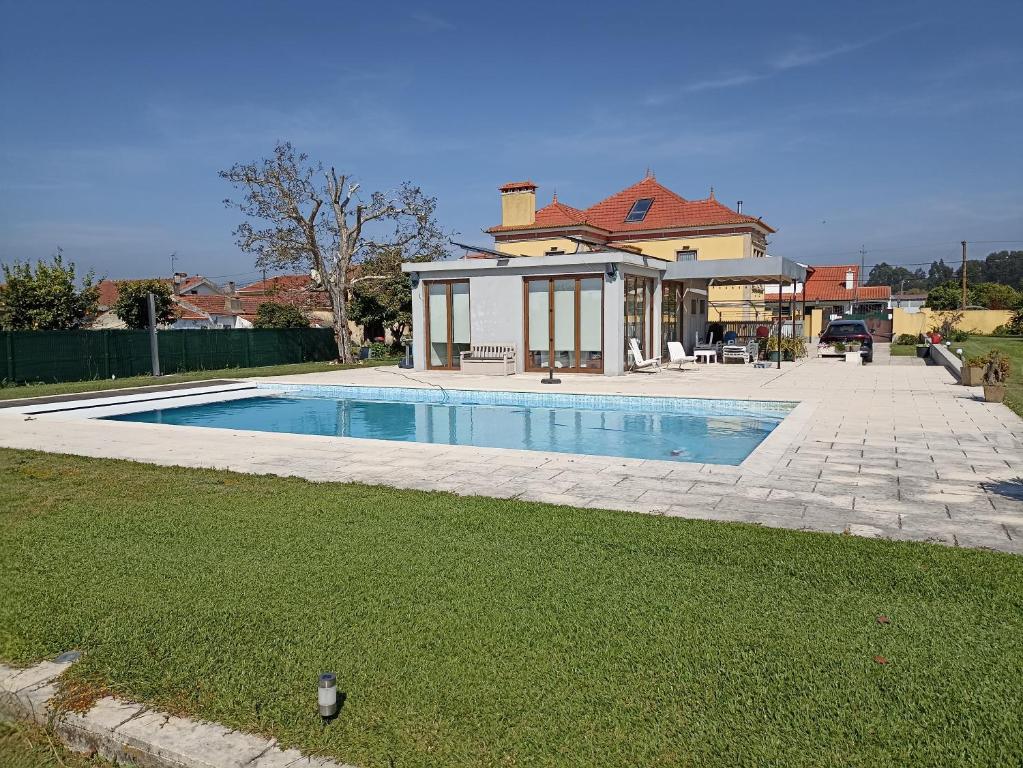 dom z basenem na dziedzińcu w obiekcie Casa Afonso - Passadiços do Paço w mieście Aveiro