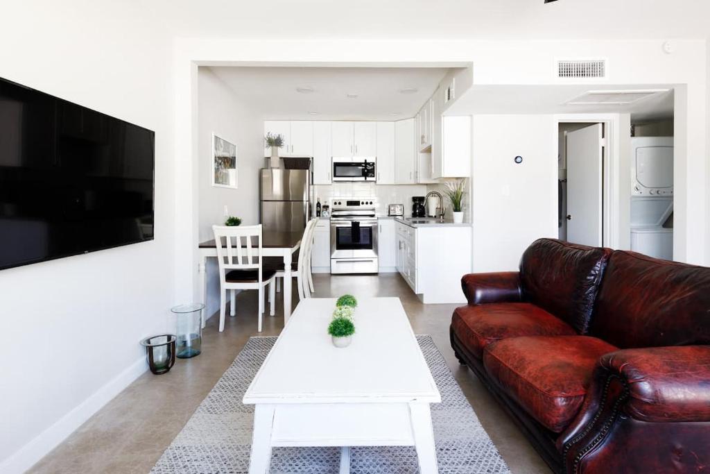 LaRocco On Turney Biltmore - Two-Bedroom Apartment