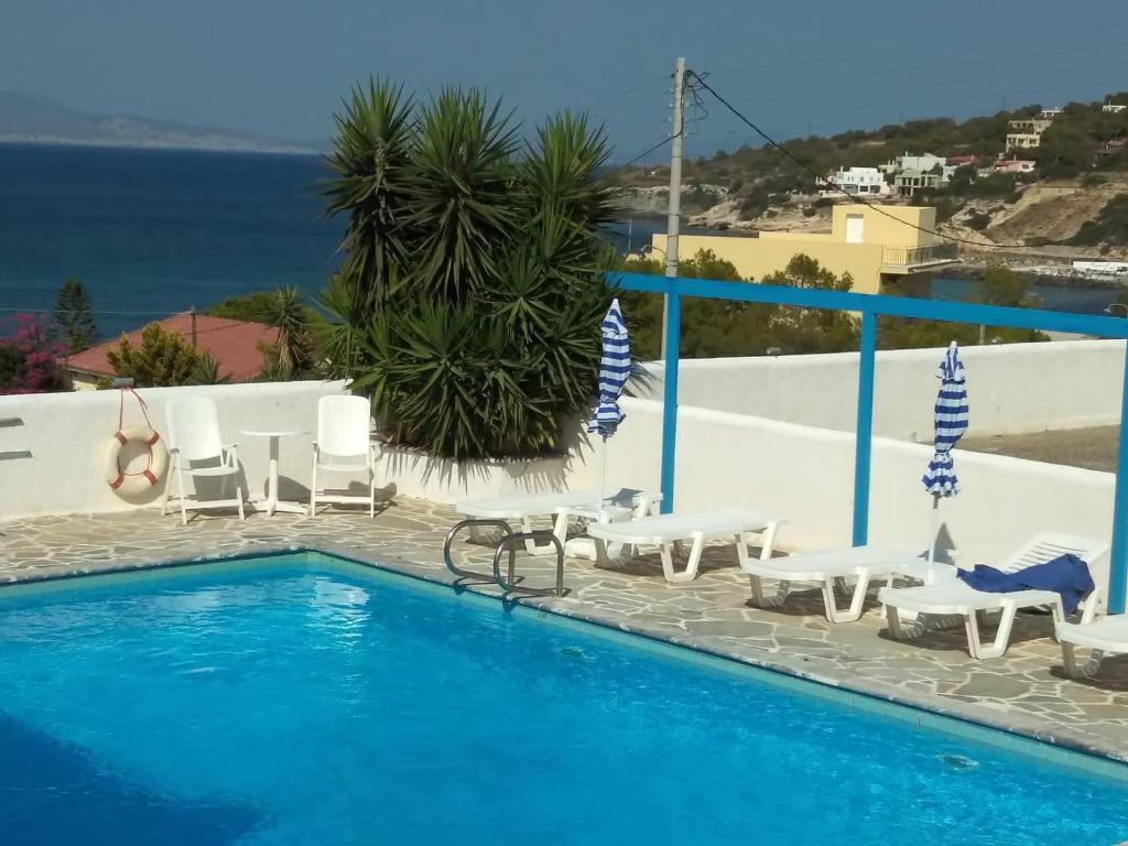 Bazén v ubytování Blue Dolphin Studios and Apartment nebo v jeho okolí
