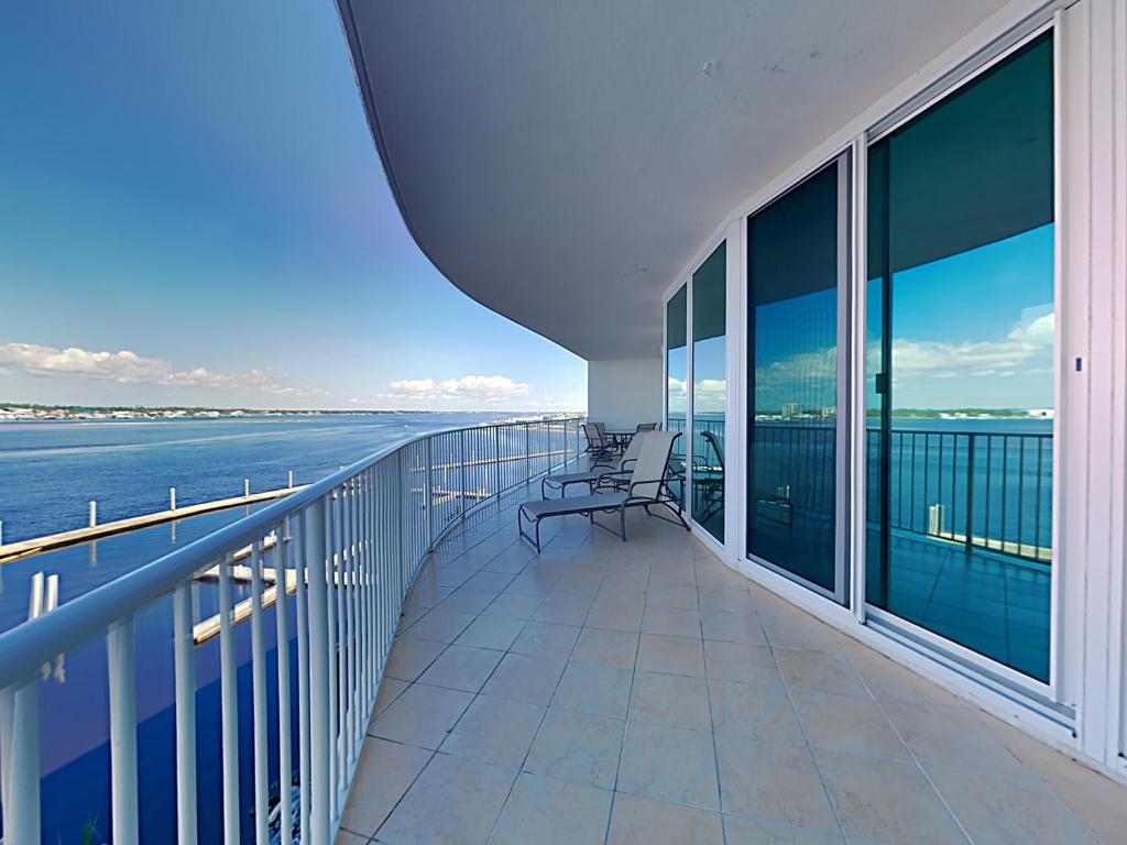 een balkon met uitzicht op de oceaan op een gebouw bij Caribe The Resort #C504 in Orange Beach
