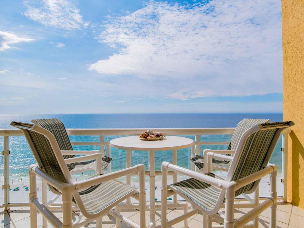 O vedere generală la mare sau o vedere la mare
luată din acest apartament