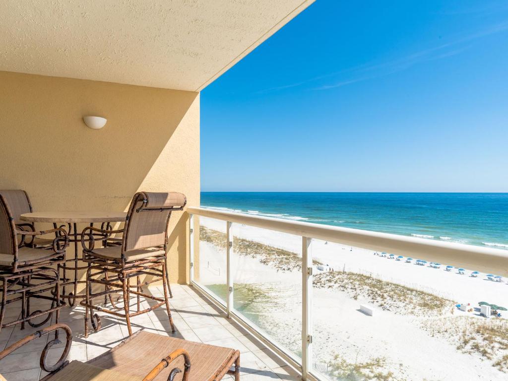Un balcón con mesa y sillas y el mar. en Emerald Isle #806, en Pensacola Beach