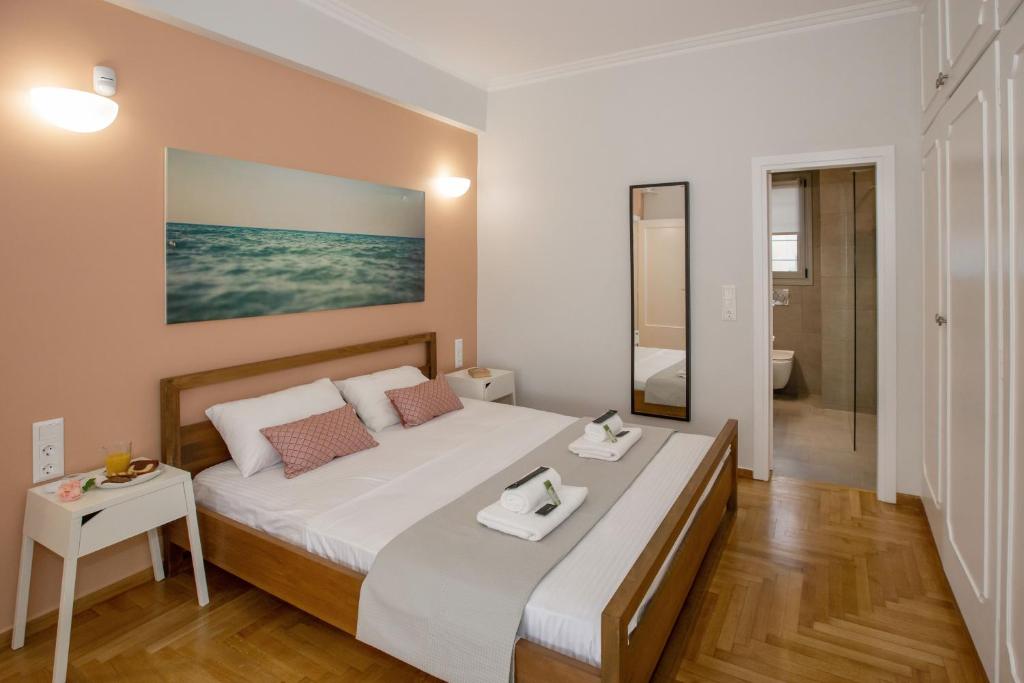 Postel nebo postele na pokoji v ubytování Syntagma Apartments with Acropolis view