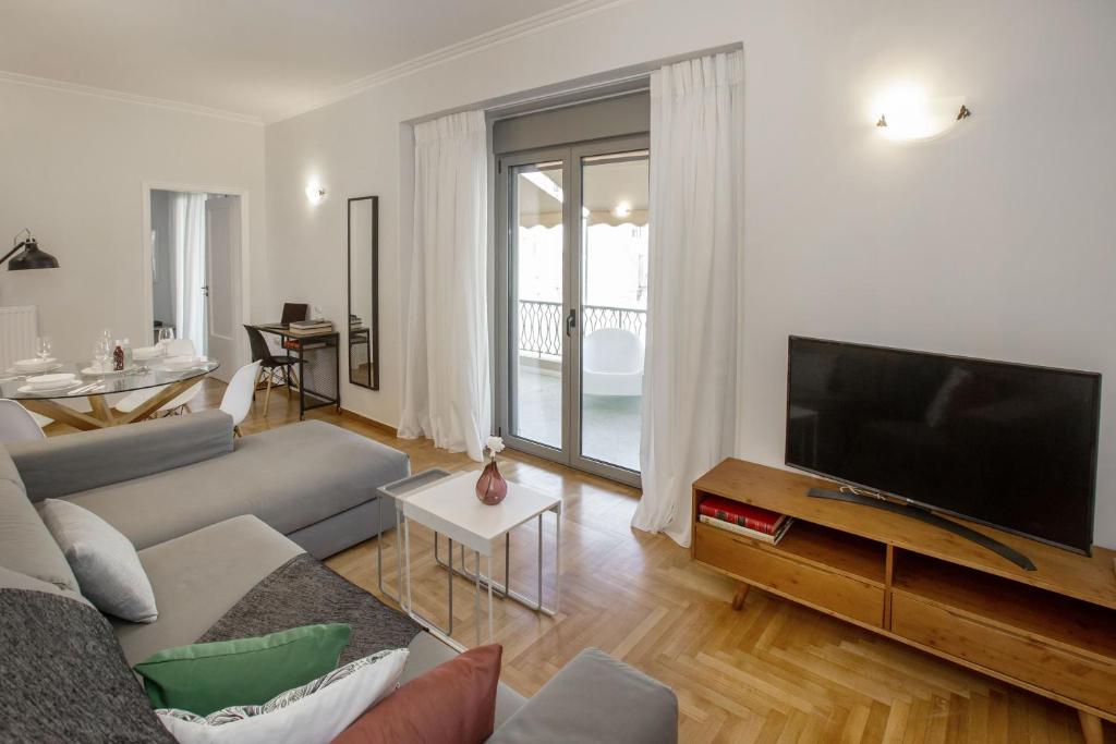 TV a/nebo společenská místnost v ubytování Syntagma Apartments with Acropolis view