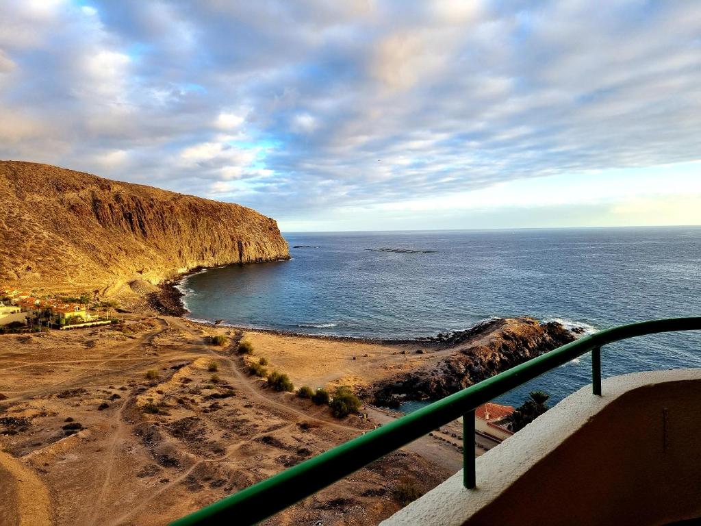 ein Blick auf das Meer vom Balkon in der Unterkunft Oasis in Los Cristianos