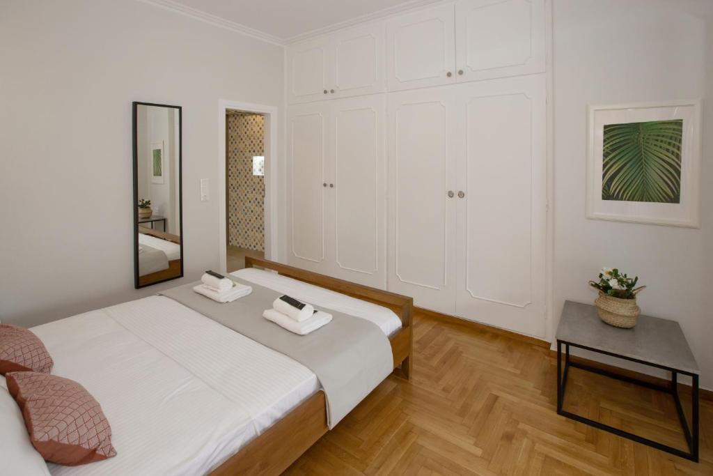 Postel nebo postele na pokoji v ubytování Syntagma Apartments with Acropolis view