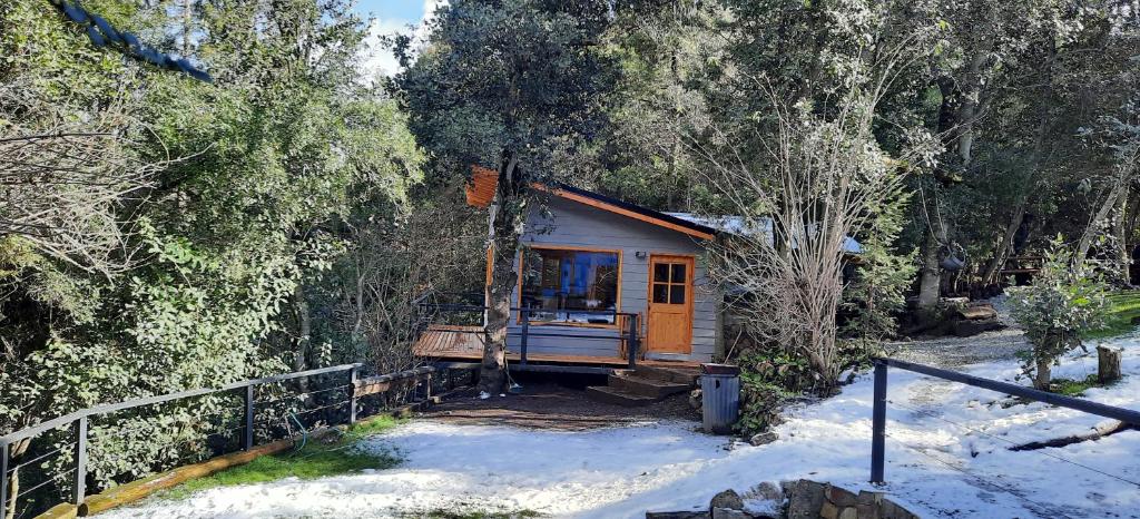 una pequeña cabaña en el bosque en la nieve en Patagonia Sin Fronteras en San Carlos de Bariloche