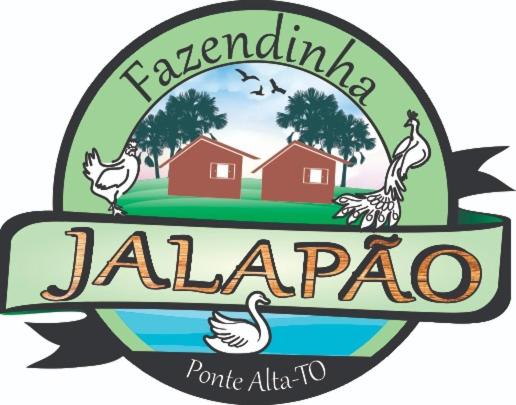 Fazendinha Jalapão في بونتي ألتا دو توكانتينز: شعار لجزيرة جالابا مع الدجاج والبيوت