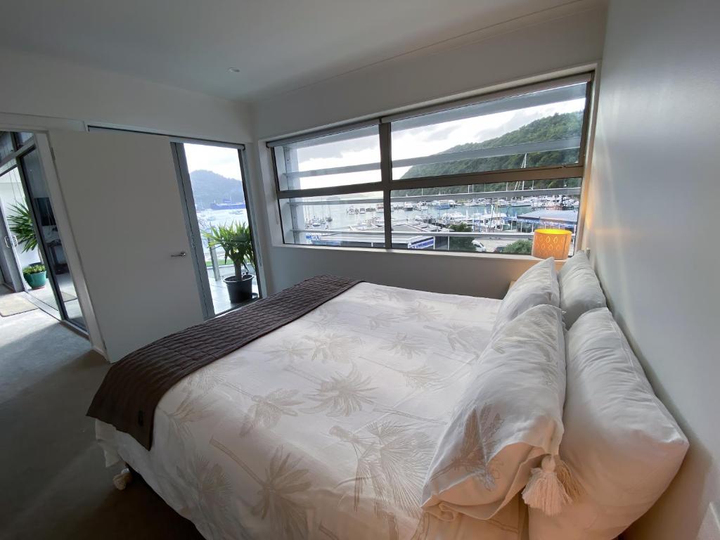 Postel nebo postele na pokoji v ubytování Picton Waterfront Apartments