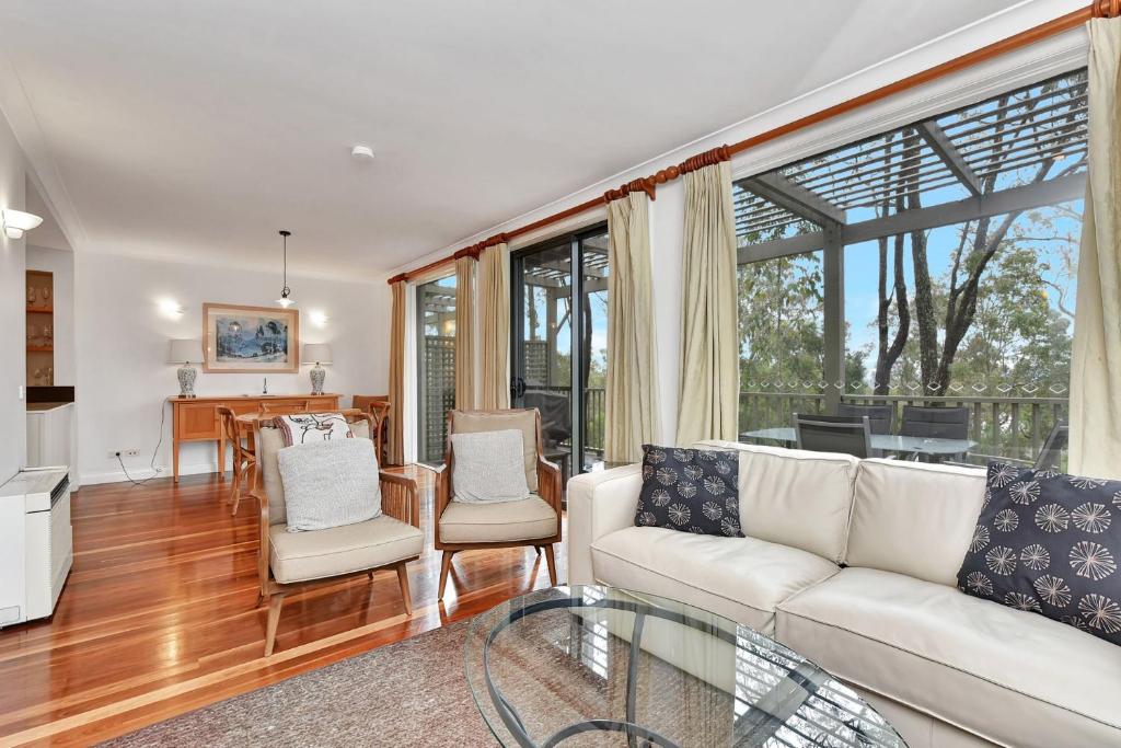 ポーコルビンにあるVilla 2br Rose Villa located within Cypress Lakes Resortのリビングルーム(白いソファ、椅子付)