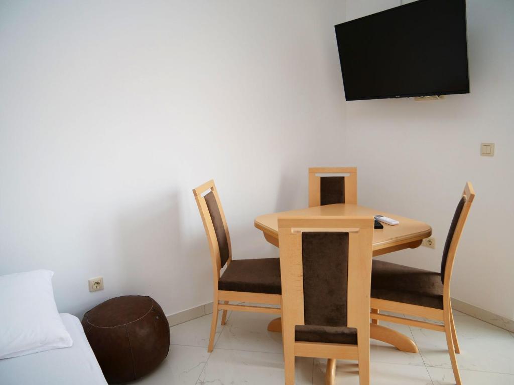 Televízia a/alebo spoločenská miestnosť v ubytovaní Apartments Verdina