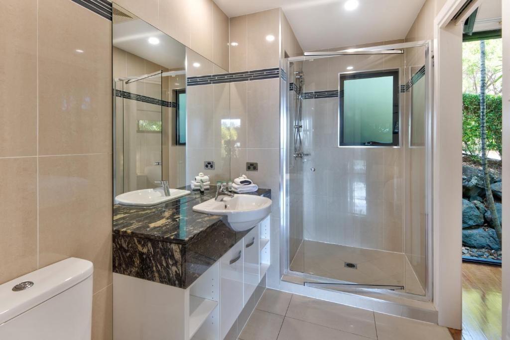 Koupelna v ubytování Pinnacle Apartments on Hamilton Island by HIHA