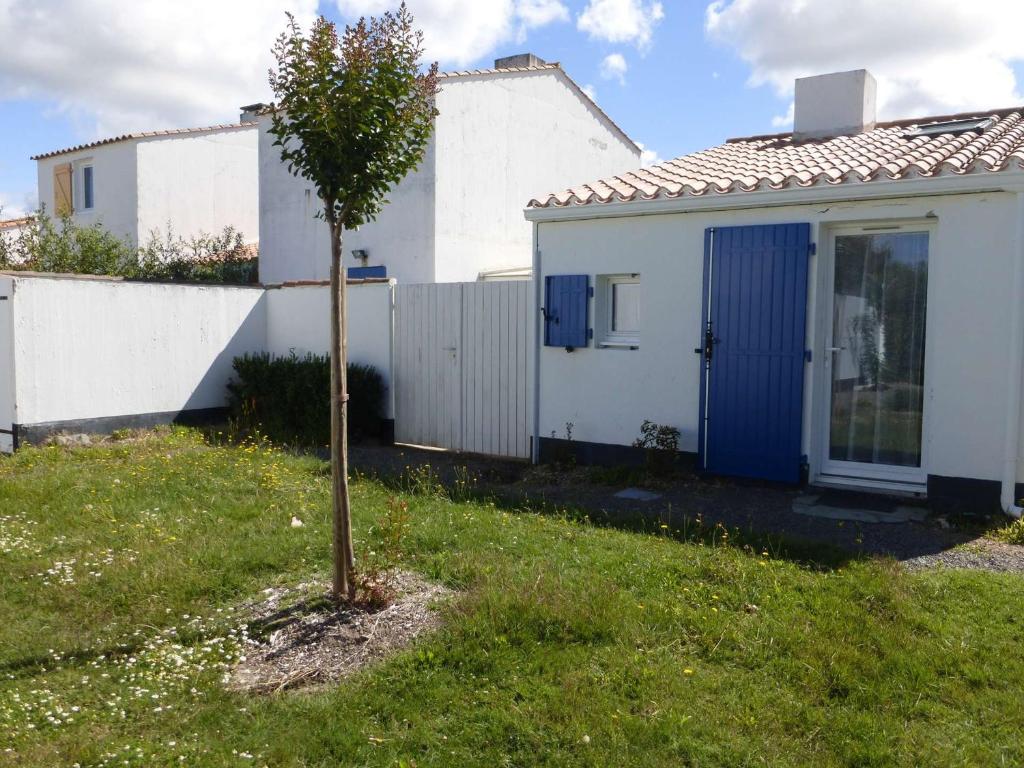 un petit arbre dans une cour à côté d'une maison dans l'établissement Maison 3 pièces pour 5 personnes à 1,5 km de la mer avec piscine, tennis et parking privé - FR-1-224A-58, à Bretignolles-sur-Mer