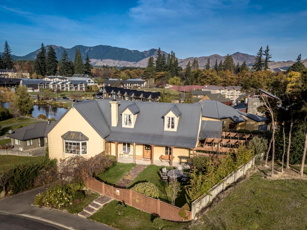 een luchtfoto van een huis bij 37 St James Avenue in Hanmer Springs