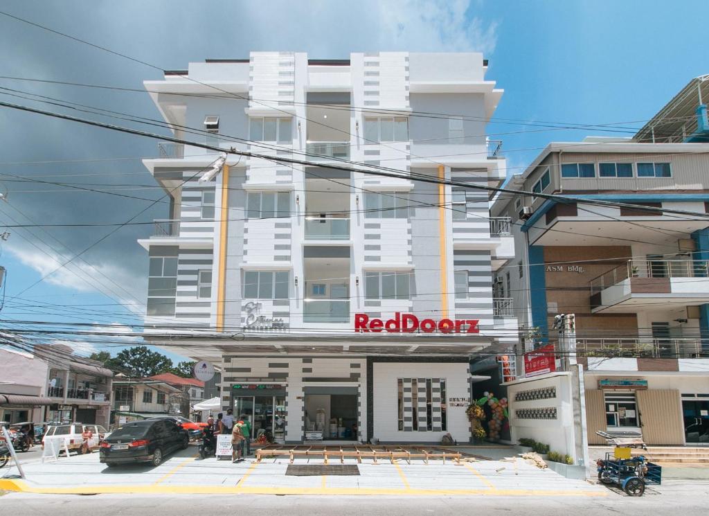 奧隆阿波的住宿－RedDoorz @ St. Catherine Residences Olongapo City，白色的建筑,上面有红色的书签