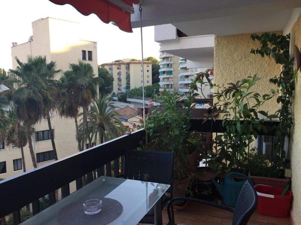 uma varanda com uma mesa e vista para a cidade em Gayfriendly 2 bedrooms apartment, pet friendly em Torremolinos