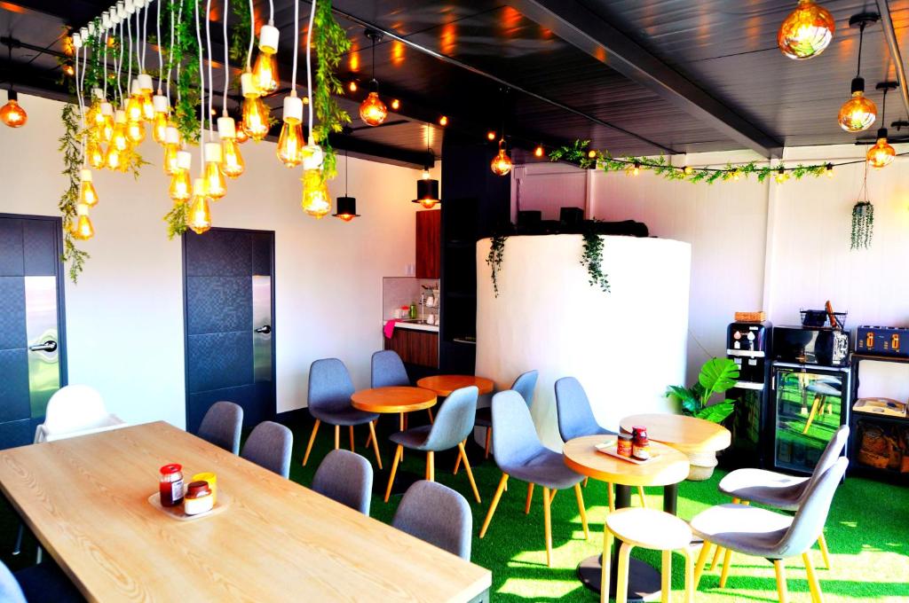 un restaurante con mesas, sillas y luces en OYO Hostel Dongdaemun1, en Seúl