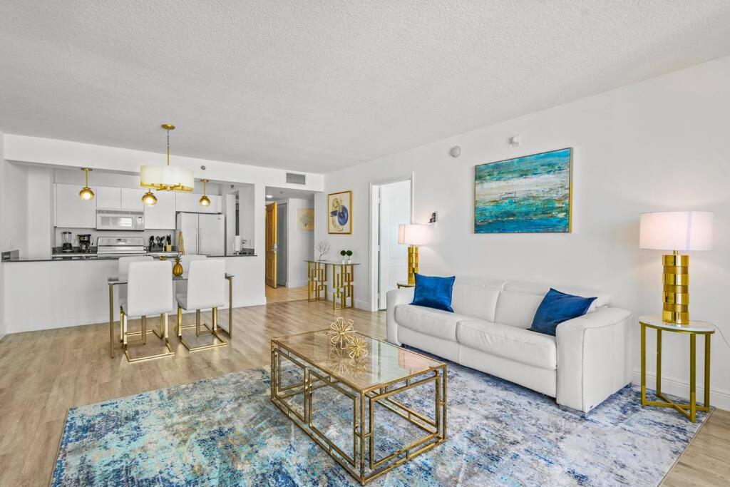 sala de estar con sofá blanco y mesa en High Floor Unit Located in Brickell - Free Parking en Miami