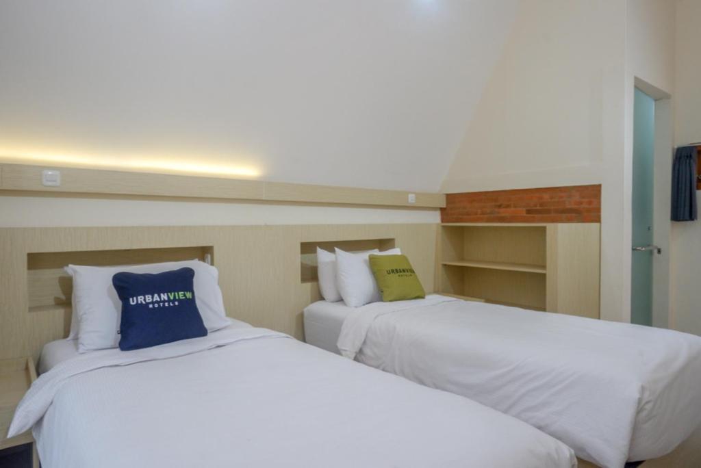 Postel nebo postele na pokoji v ubytování Urbanview Resort Kampoeng Media Yogyakarta by RedDoorz